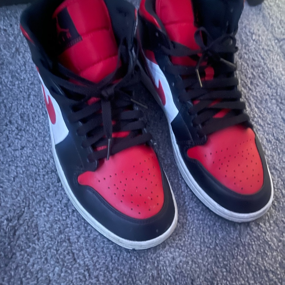 Air Jordan 1 Mid Bred Toe White Black Fire Red